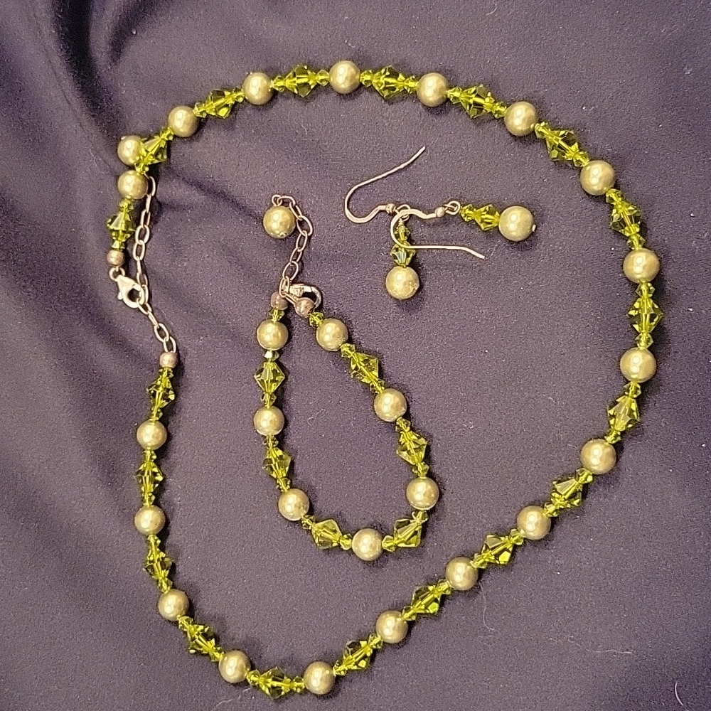 Green crystals beaded necklace, bracelet and earrings.   vintage